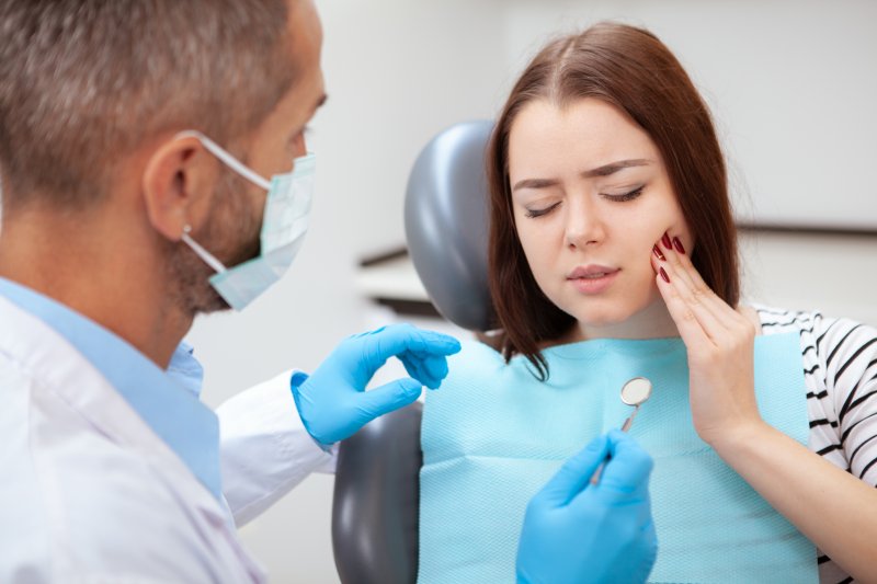 patient visiting dentist for dental emergency